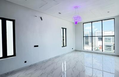 5 BEDROOM DETACHED DUPLEX WITH A SWIMMING POOL