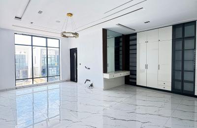 5 BEDROOM DETACHED DUPLEX WITH A SWIMMING POOL