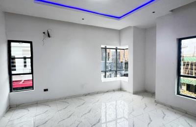 5 BEDROOM DETACHED DUPLEX WITH A SWIMMING POOL