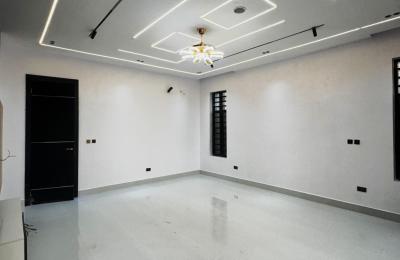 5 BEDROOM DETACHED DUPLEX WITH A SWIMMING POOL