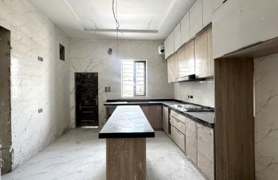 5 bedroom fully detached with swimming pool