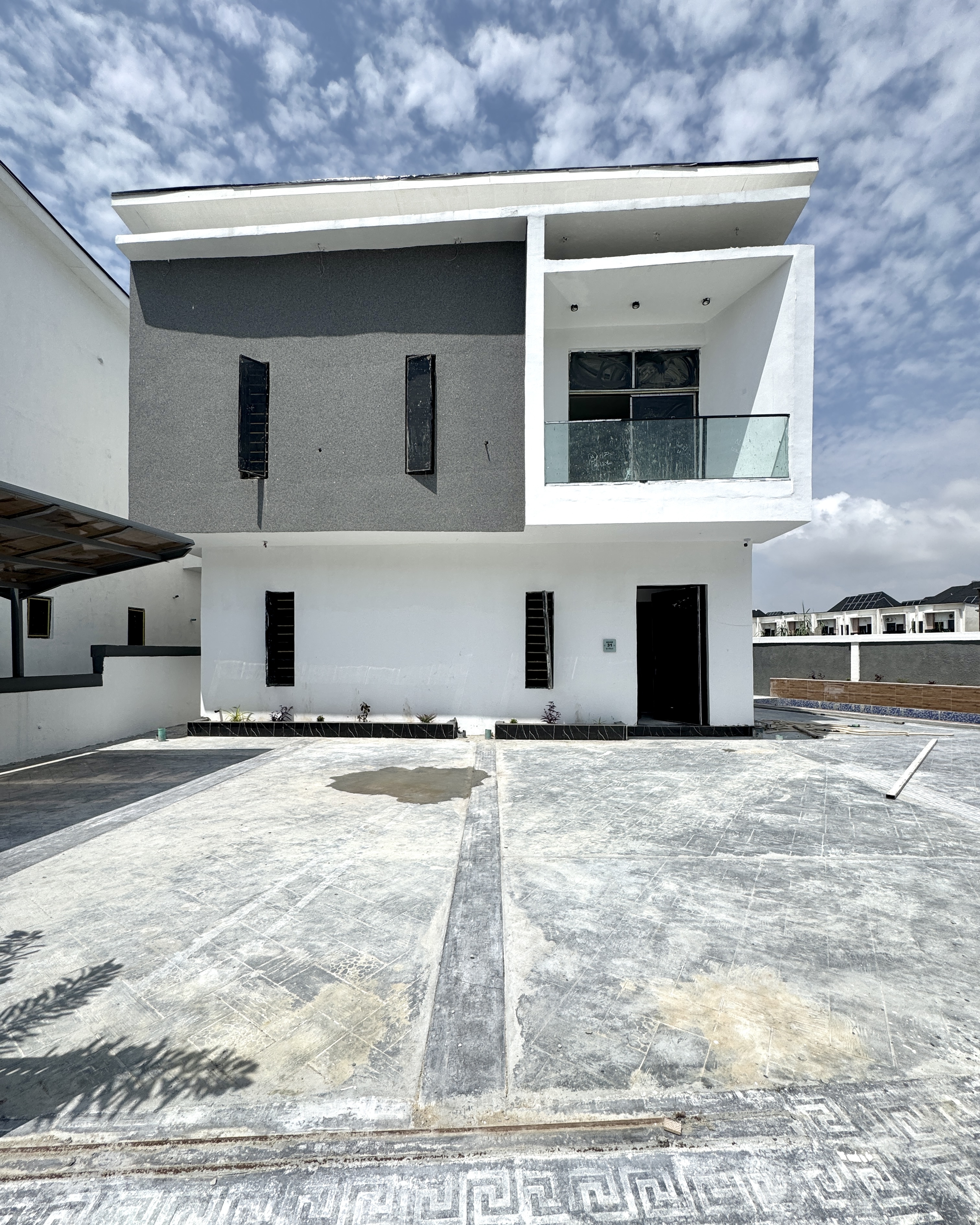 5 bedroom fully detached with swimming pool