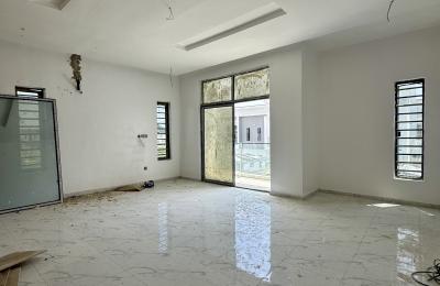 5 bedroom fully detached with swimming pool