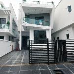 5 bedroom fully detached duplex with swimming pool