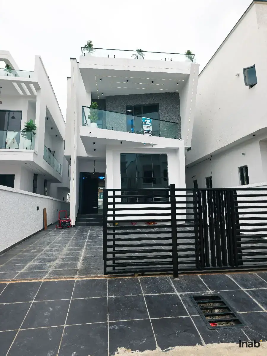 5 bedroom fully detached duplex with swimming pool