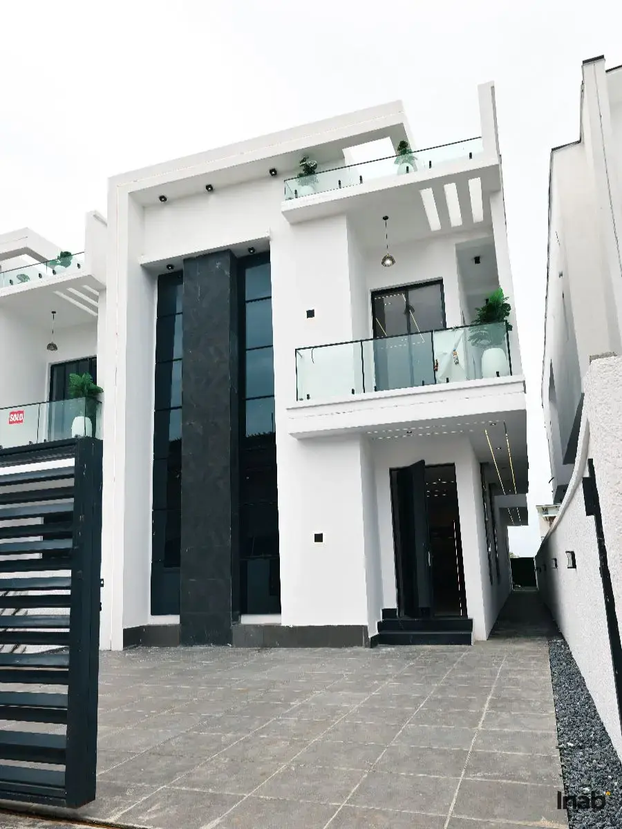 5 bedroom luxury duplex with swimming pool