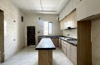 5 bedroom fully detached with swimming pool