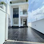 5 bedroom fully detached duplex with swimming pool