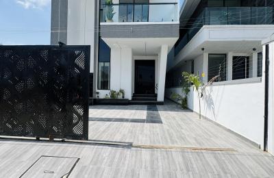 5 Bedroom Fully-Detached Duplex with Swimming pool