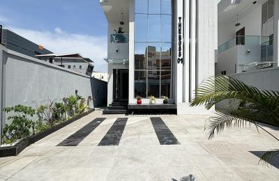 5 bedroom fully detached duplex with swimming pool