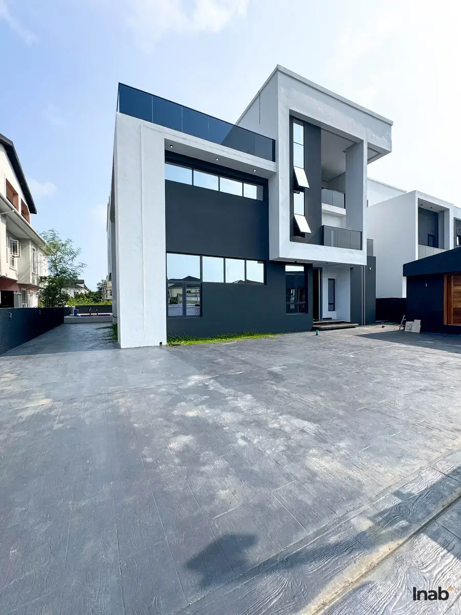 5 bedroom luxury duplex with swimming pool