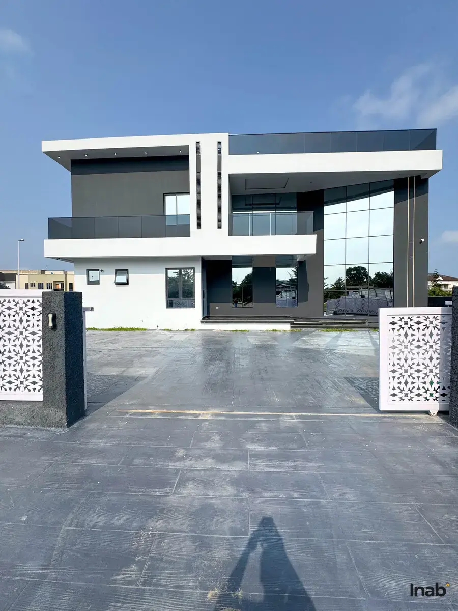 5 bedroom luxury duplex with swimming pool