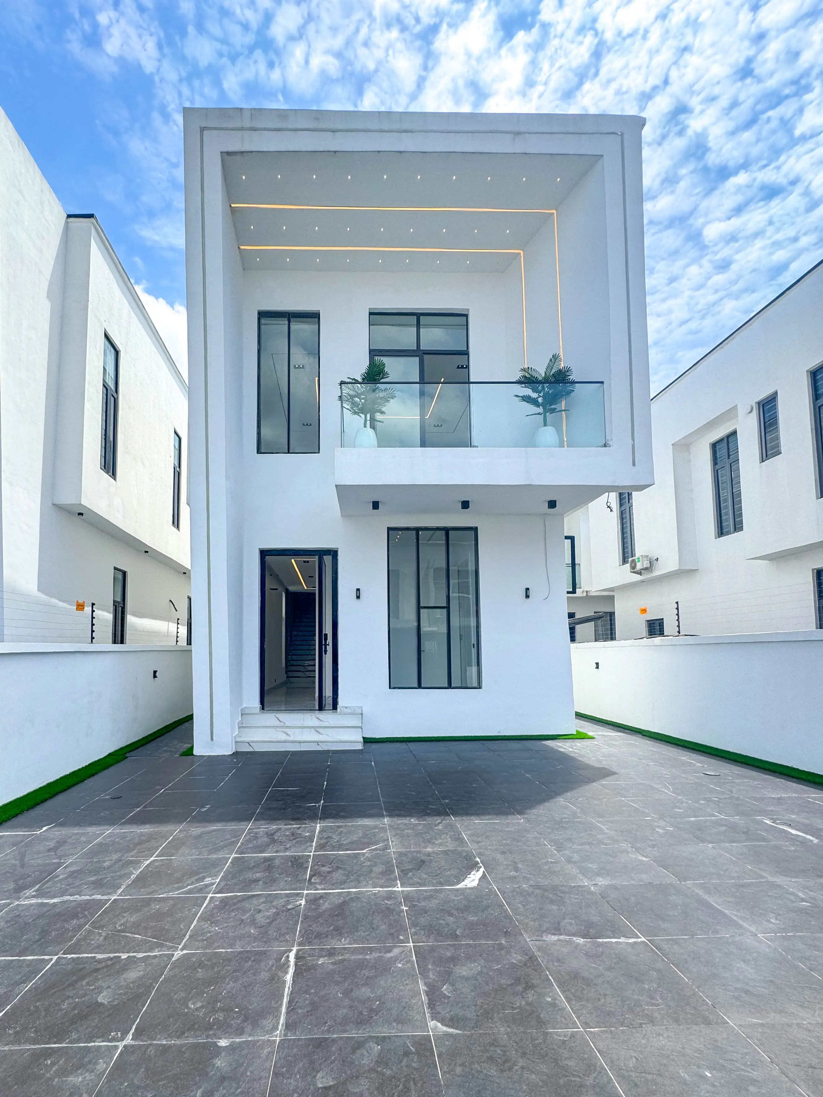 5 bedroom fully detached duplex with swimming pool