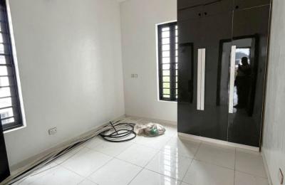 4 bedroom fully detached with swimming pool