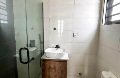 4 bedroom fully detached with swimming pool