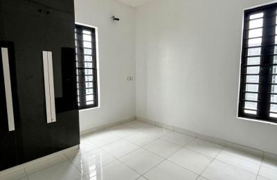 4 bedroom fully detached with swimming pool