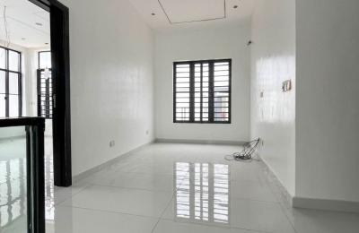 4 bedroom fully detached with swimming pool