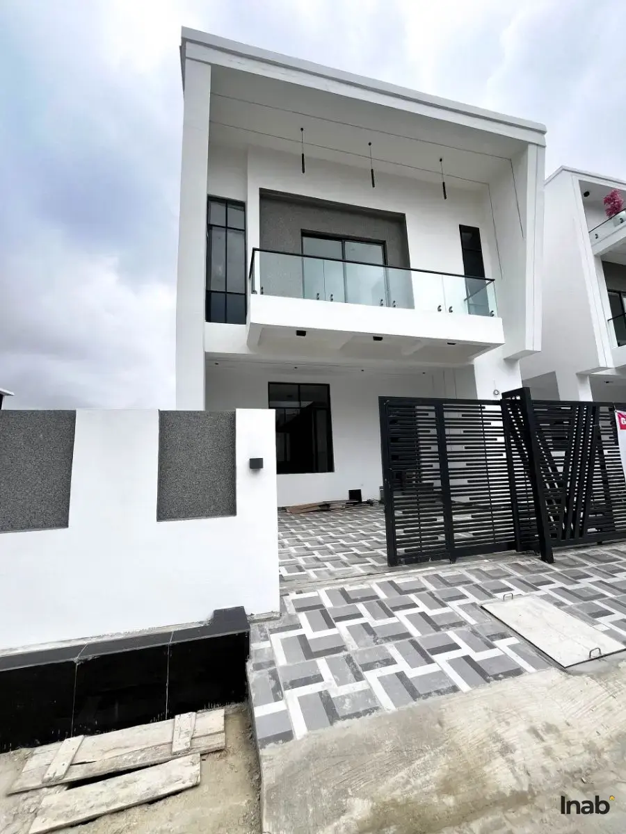 4 bedroom fully detached with swimming pool