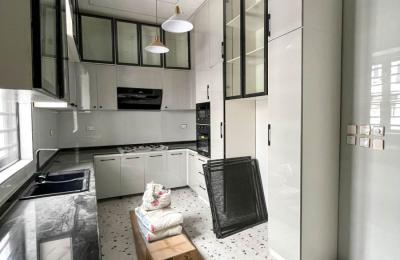 4 bedroom fully detached with swimming pool
