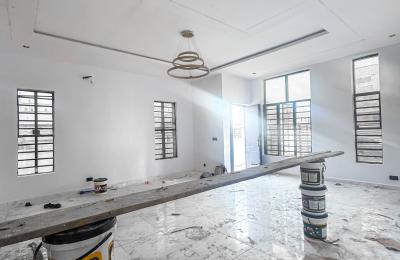 Contemporary 5 bedroom fully detached