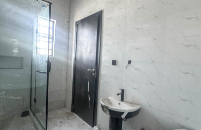 Contemporary 5 bedroom fully detached