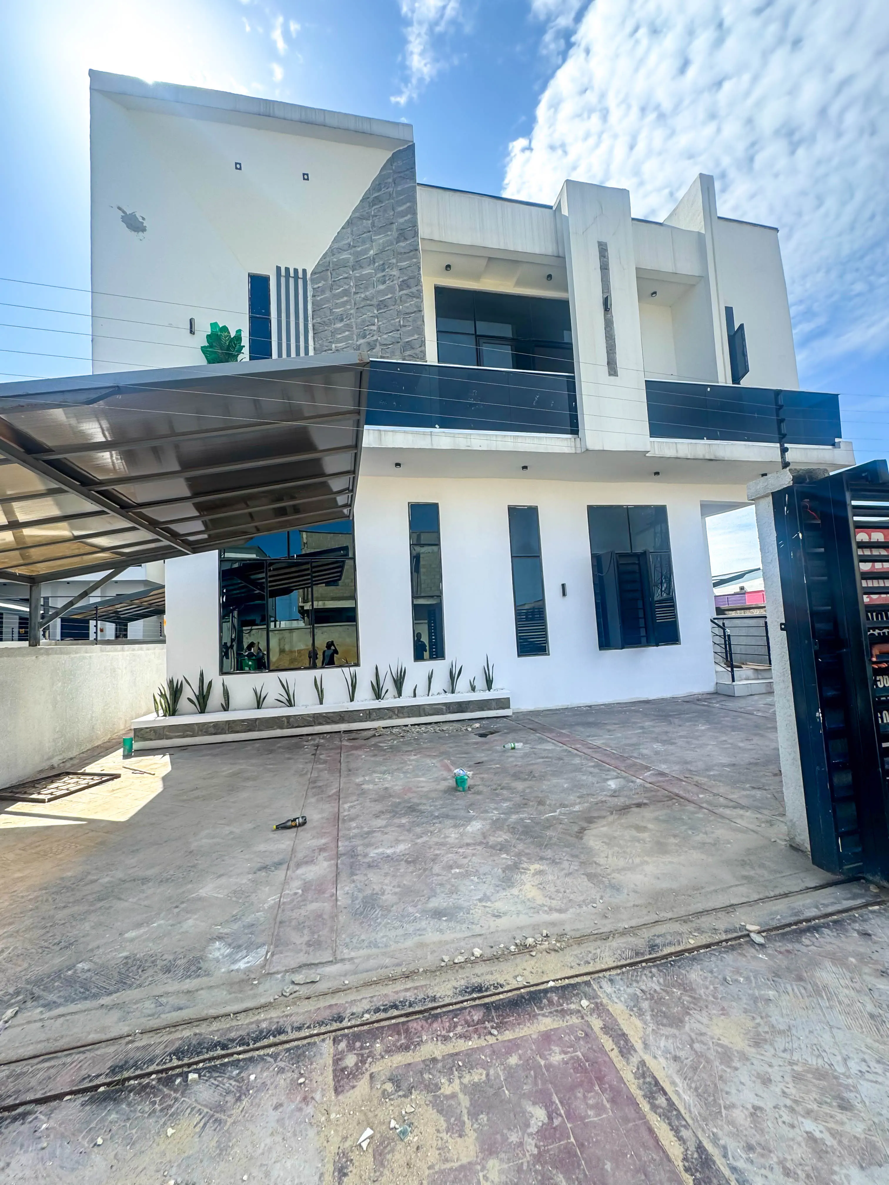Contemporary 5 bedroom fully detached