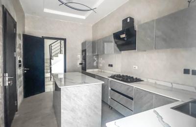 Contemporary 4 bedroom semi detached