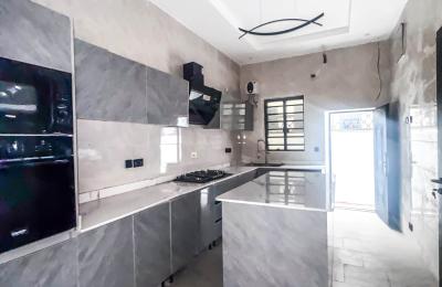 Contemporary 4 bedroom semi detached