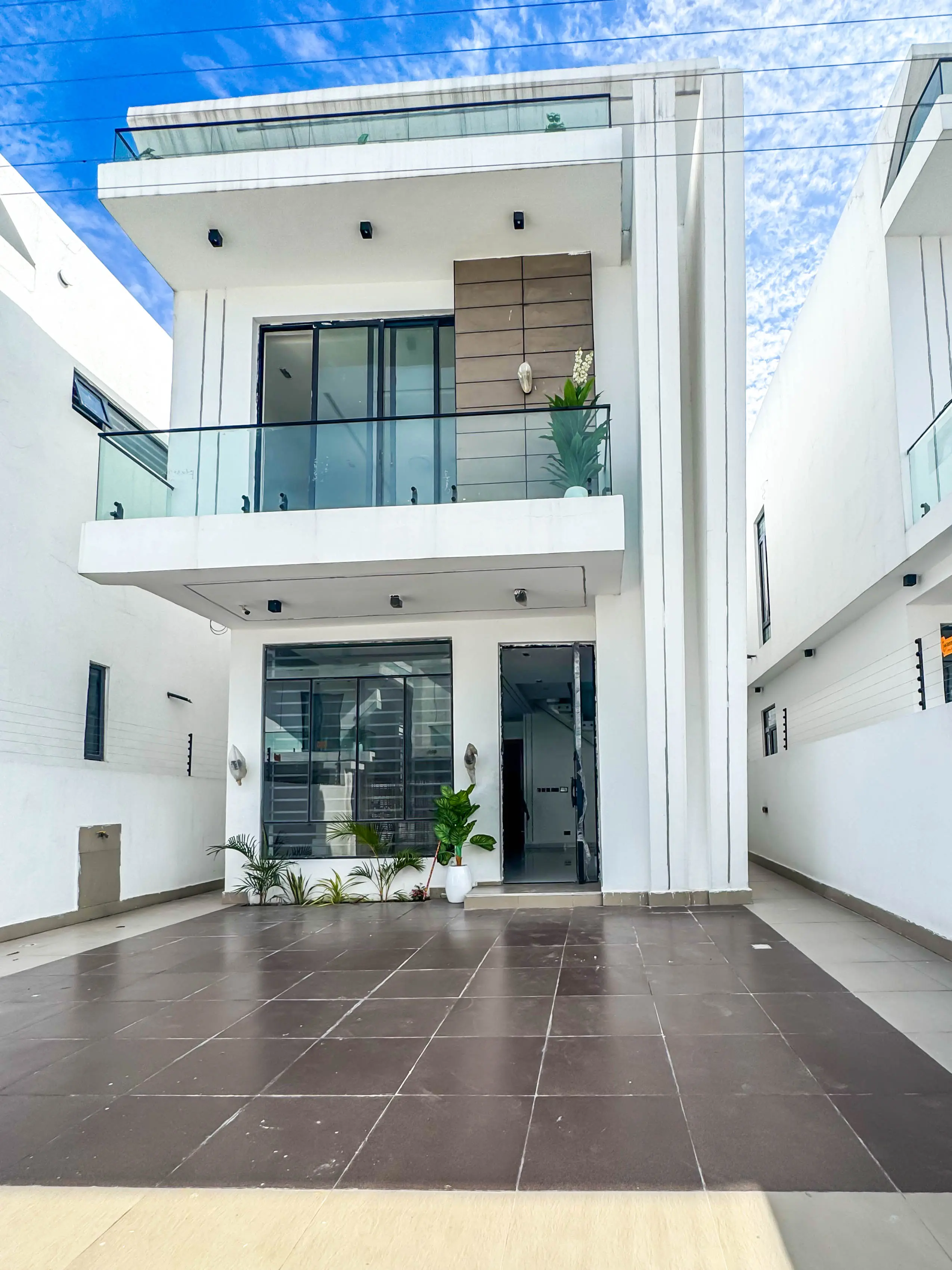 Contemporary 4 bedroom fully detached