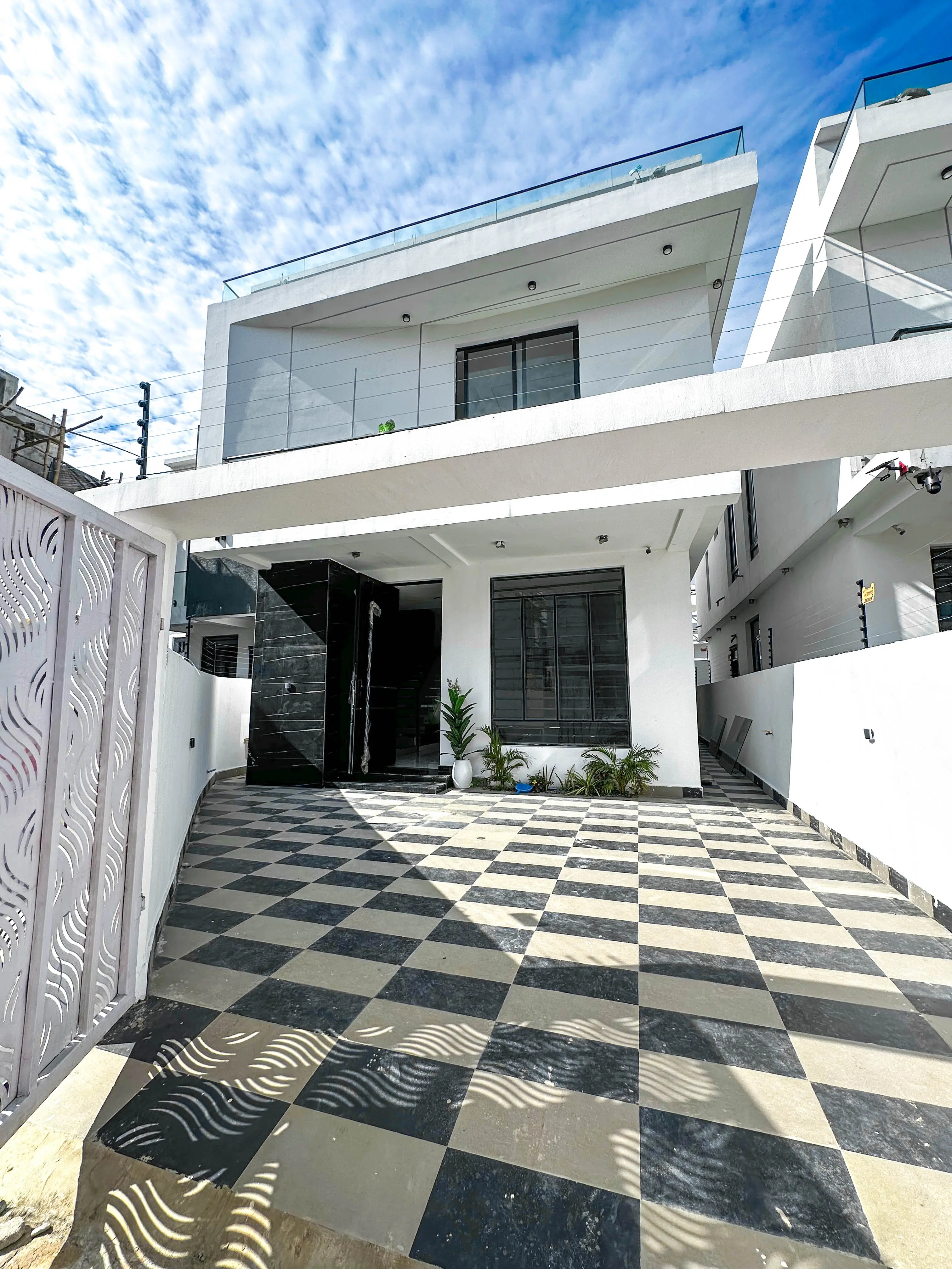 Contemporary 4 bedroom fully detached