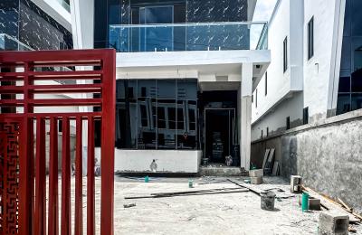 5 bedroom fully detached with swimming pool