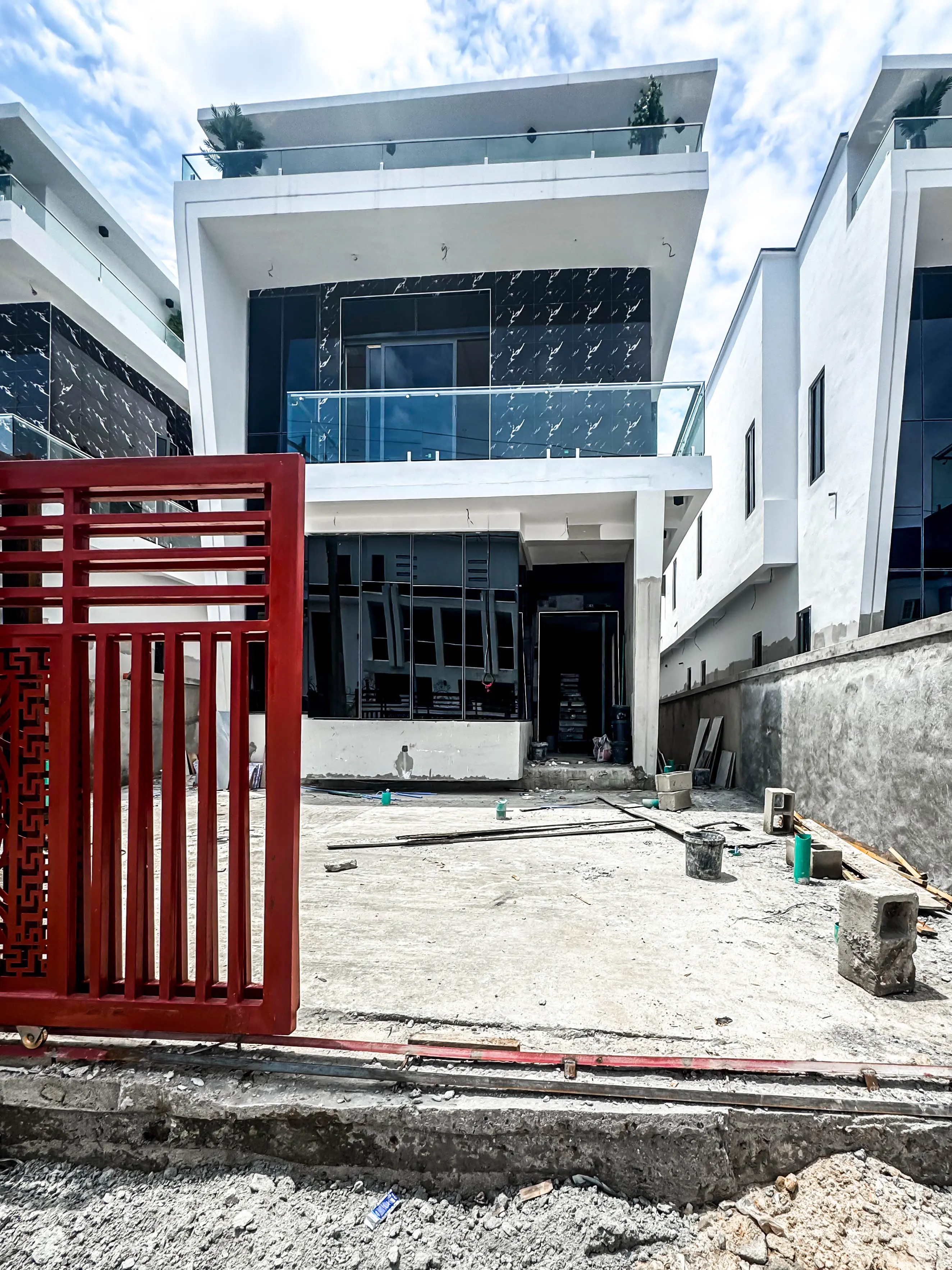 5 bedroom fully detached with swimming pool