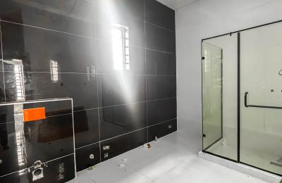 5 bedroom fully detached with swimming pool