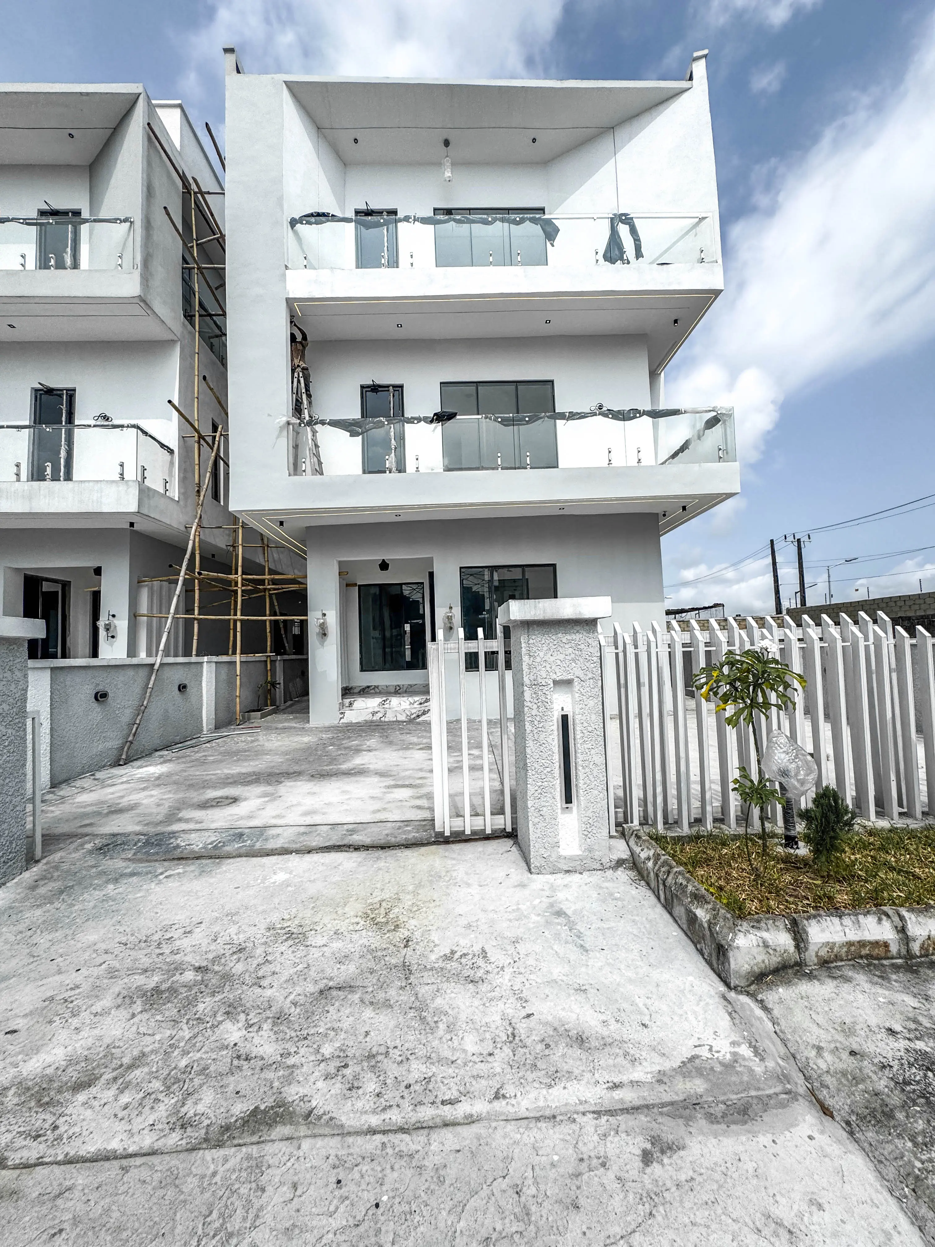 5 bedroom fully detached duplex with swimming pool