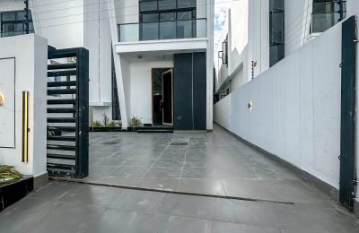 4 bedroom fully detached duplex