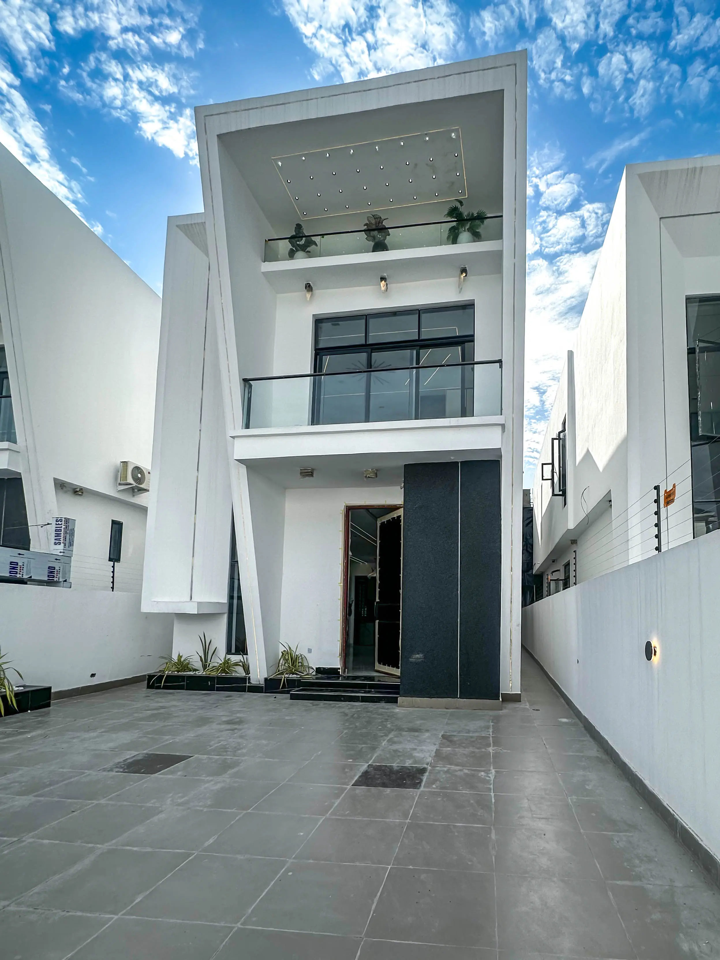 4 bedroom fully detached duplex