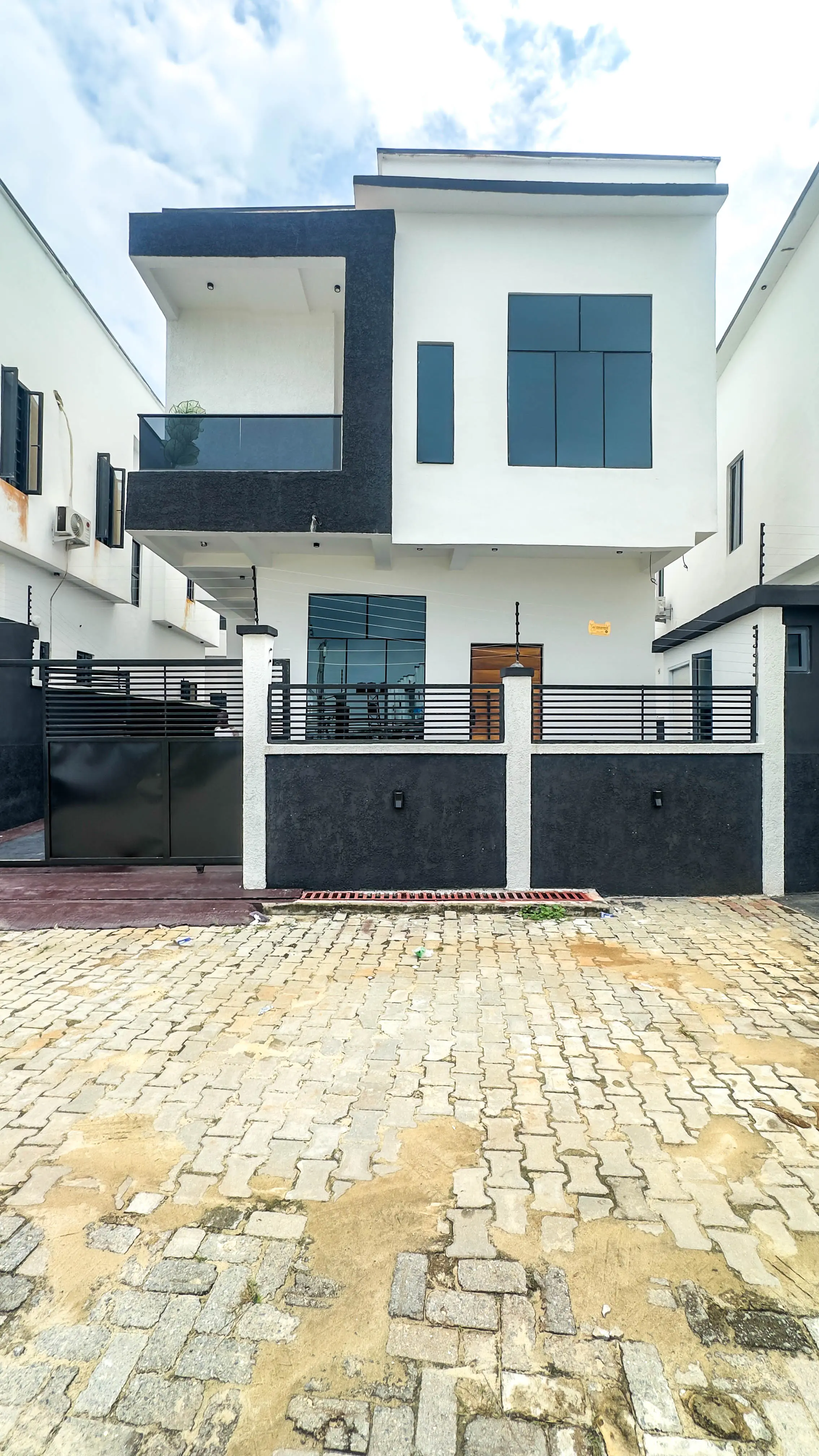 4 bedroom fully detached duplex