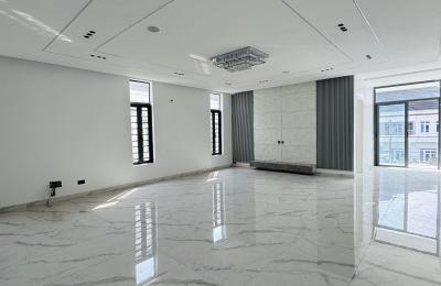 Contemporary 5 Bedroom Fully Detached with Swimming pool