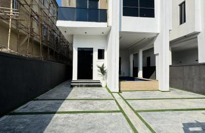 Luxury 5 Bedroom Fully Detached Duplex with Swimming Pool