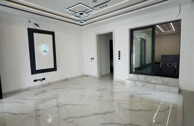 Contemporary 5 Bedroom Fully Detached with Swimming pool