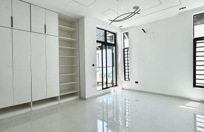 Contemporary 4 Bedroom Semi-Detached Duplex with BQ