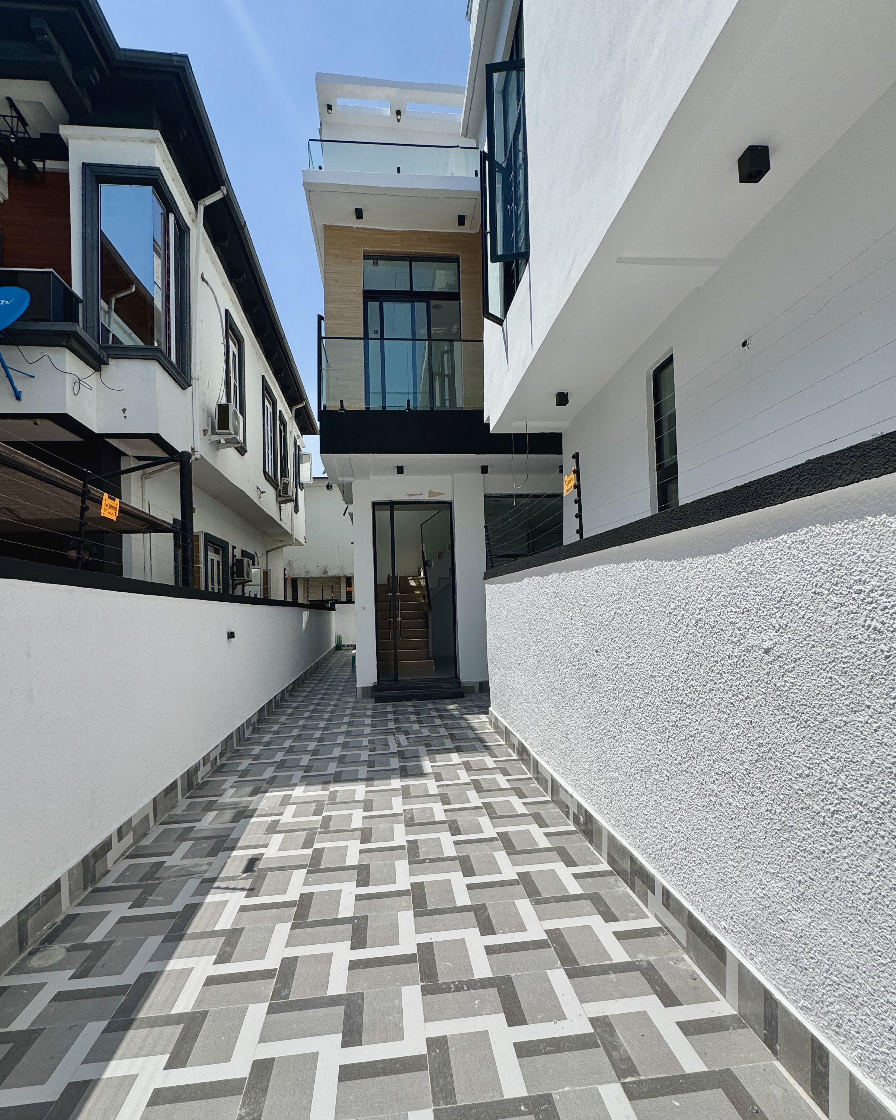 Contemporary 4 Bedroom Semi-Detached Duplex with BQ