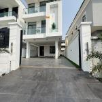 Contemporary 5 Bedroom Fully Detached with Swimming pool