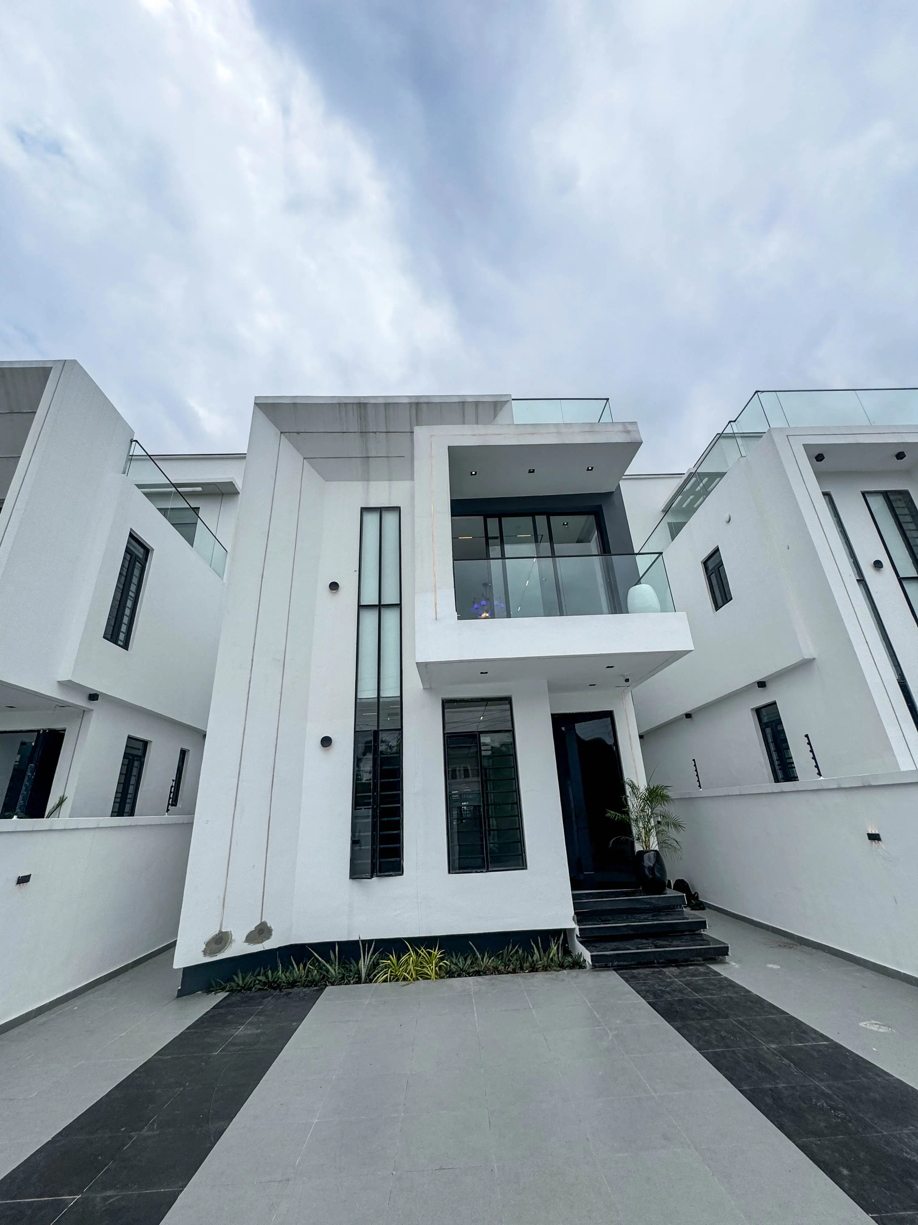 Contemporary 5 Bedroom Fully Detached Duplex