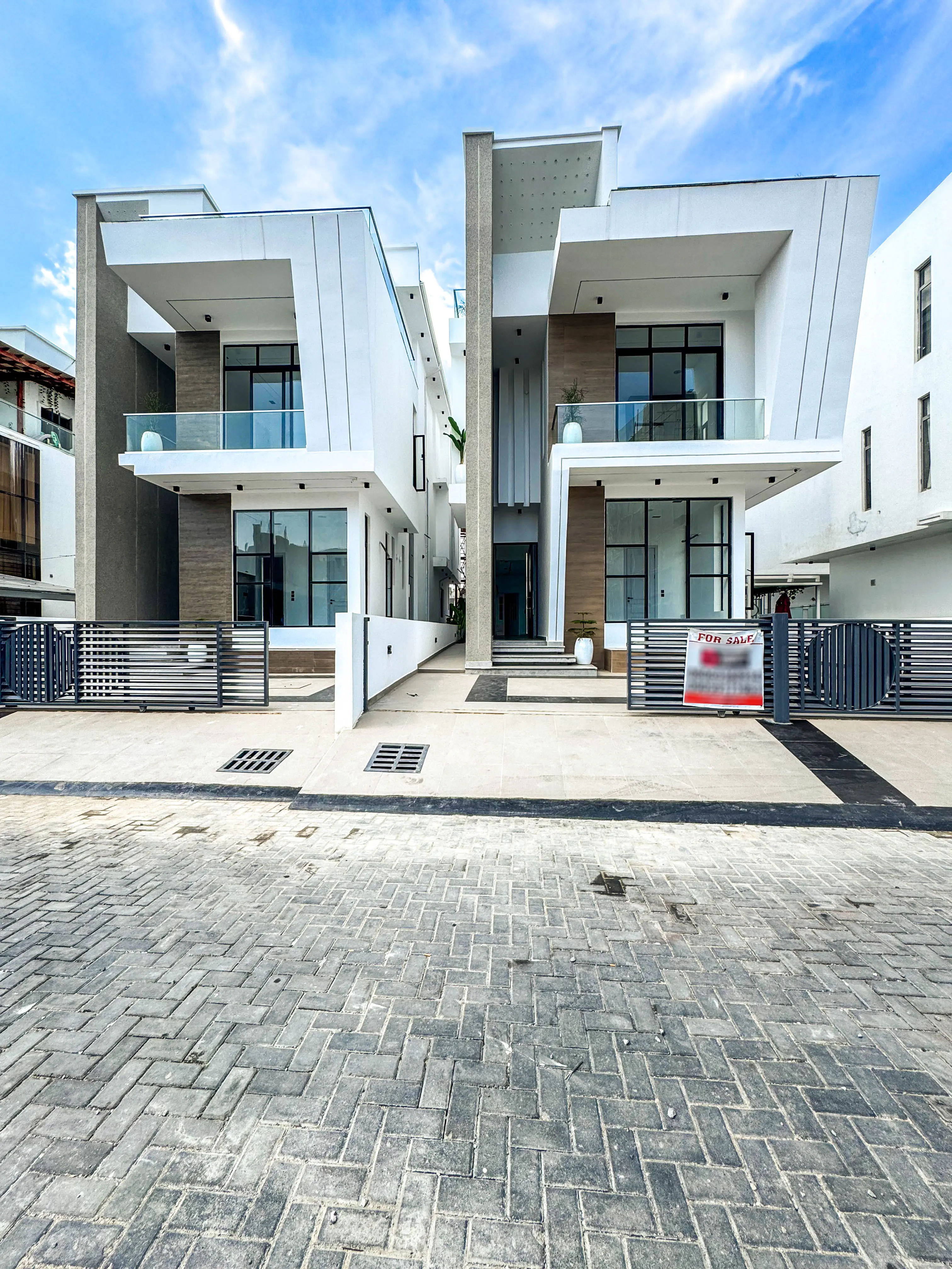 Contemporary 5 Bedroom Fully Detached Duplex with BQ